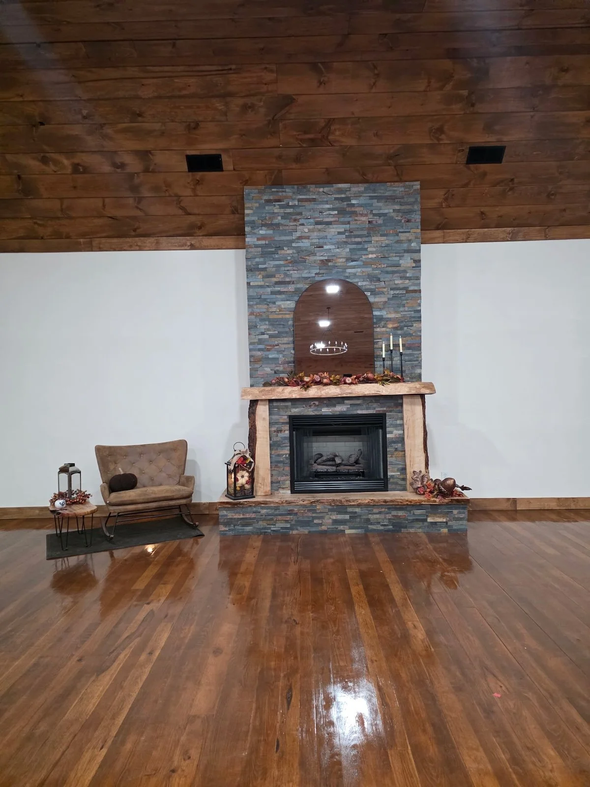 fireplaceinmainspace.JPG