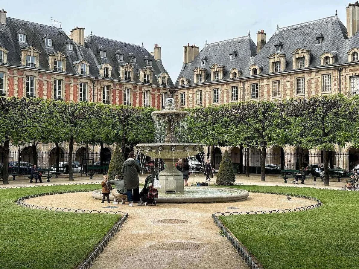 Place-des-Vosges-Marais.jpg