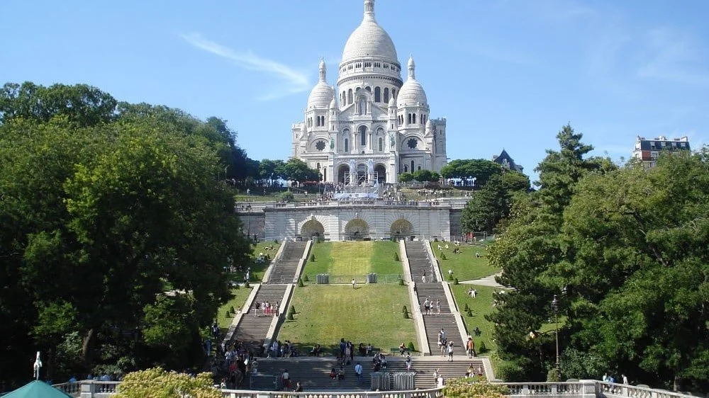 Basilique-Sacre-Coeur-Montmartre-seen-from-front-side_opt2-1.jpg