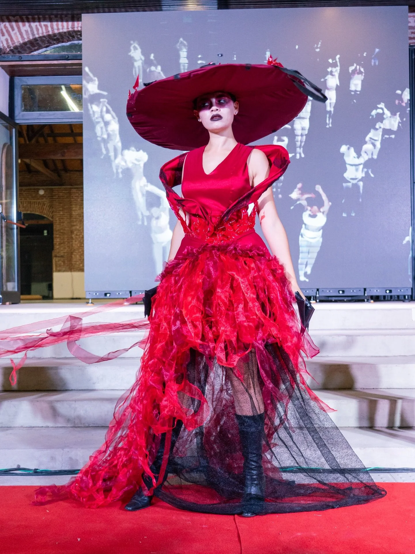 📸👗🪡
Algunas im&aacute;genes de la incre&iacute;ble noche de #experienciameta y el @institutopromoda 
 en el  @centroculturaljuanlortiz por una idea de @bernina.arg junto con @ateliermariabosch y @eet3enriquecarbo 

Gracias @maxim_santos y @gustavo