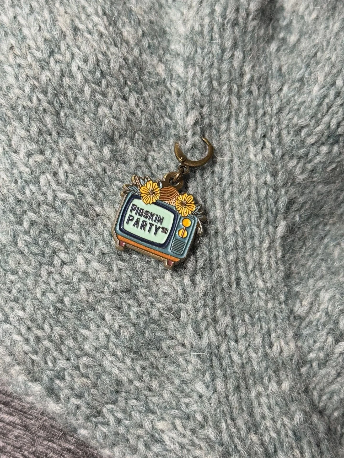 Don&rsquo;t you love when your #stitchmarker perfectly matches your #knitting Thank you for this lovely fall #dcspigskinparty25 set from @adoreknitsteph