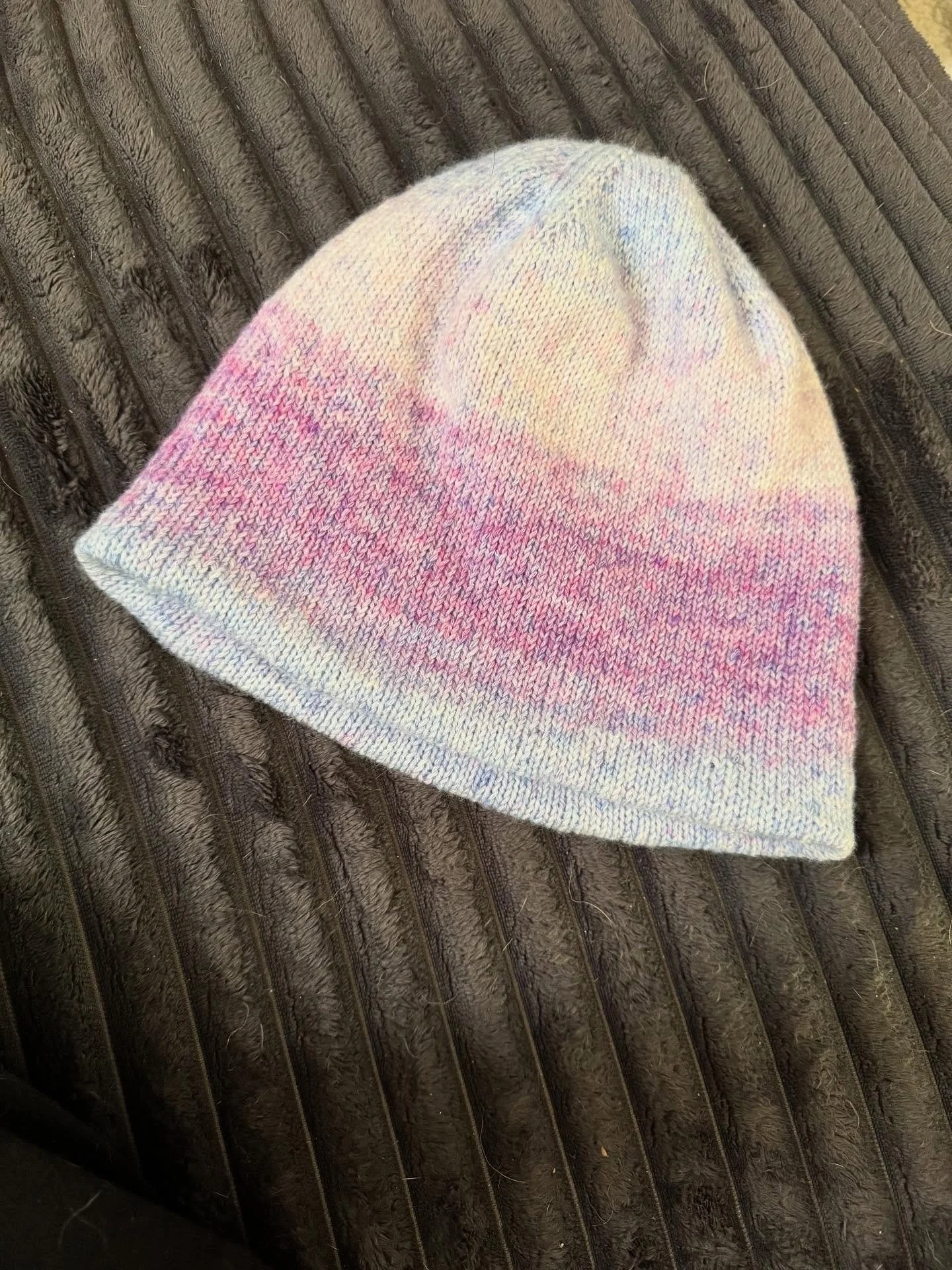 I&rsquo;ve felt cruddy all day so snuggled with the animals and finished this hat. #knitting #musselburghhat #warmknits #knithat