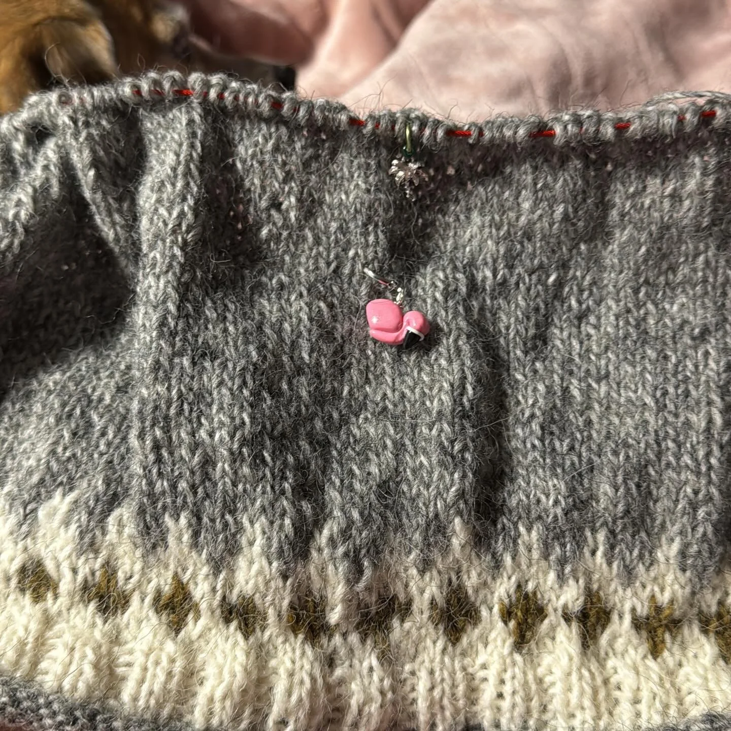 Day 3 wasn&rsquo;t great. Day 4 and 5 will probably be about the same since we have doctor appointments today and tomorrow. But let&rsquo;s see. #riddarisweater #knitting #knitterofinstagram #icelandicsweaterknitting