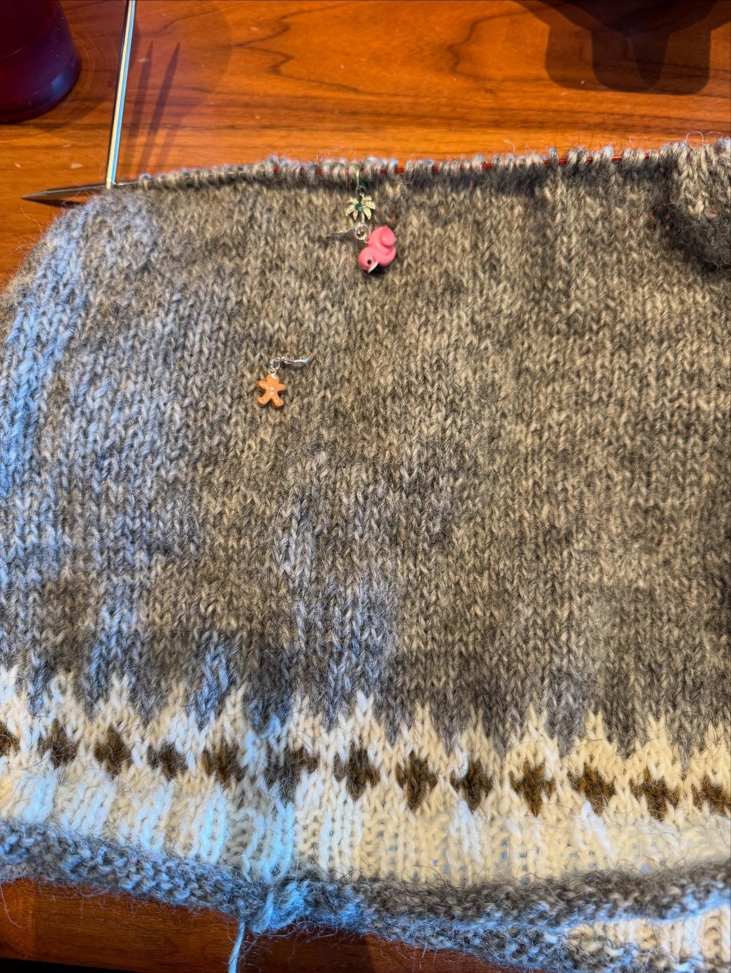 Days 4 and 5 weren&rsquo;t great. I knew we had appts all day that took precedence. Today was also not so great since I spent almost 2 hours on the phone getting a medicine fixed. #riddarisweater #knitting #knitsweater #bottomupsweater #knittersofins