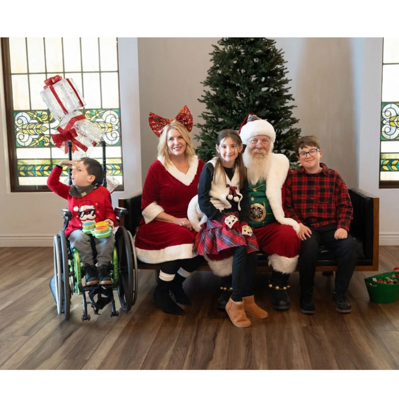 🎄MERRY CHRISTMAS🎄 
May you all have a wonderful Christmas this year! I&rsquo;m wishing you all the joy and peace around friends and family this season. Im thankful for every one of you ❤️ 
(photos were taken at my Cookies with Santa event)
#christm