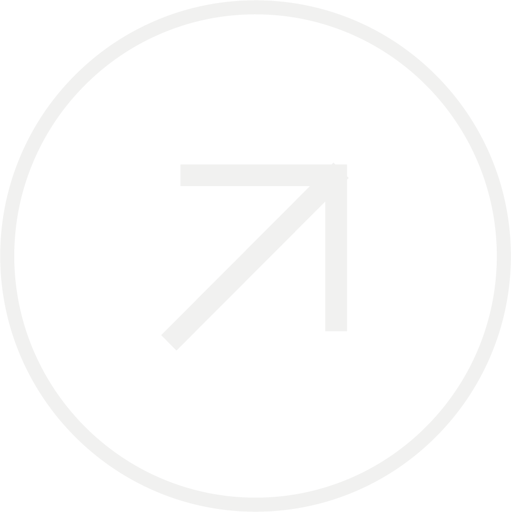 Ícono de dirección de tráfico que indica una flecha en diagonal hacia arriba a la derecha en un círculo negro con borde blanco.