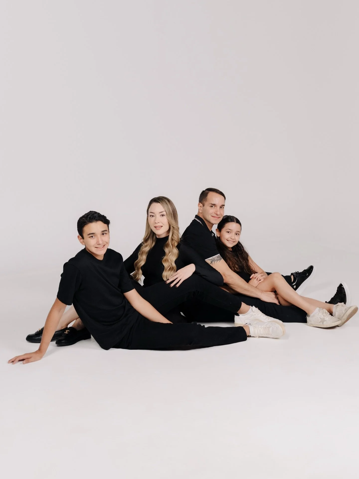 Reg&aacute;late un momento para estar presente con quienes m&aacute;s amas y transforma esa conexi&oacute;n en fotograf&iacute;as que atesorar&aacute;s toda la vida.

📸 Reserva tu fecha con ŌME Studio.