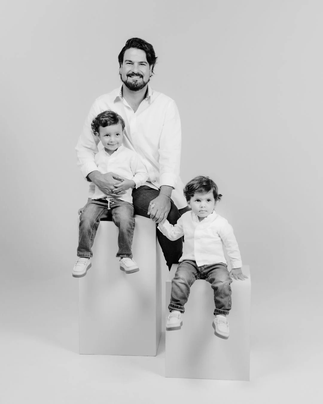 Este D&iacute;a del Padre, regala algo que podr&aacute;n volver a vivir una y otra vez. 🤍

✨ Promoci&oacute;n especial
Sesi&oacute;n Familiar
De $3,500 a $2,500

&bull; Reserva con solo $500
&bull; Liquida el resto el d&iacute;a de tu sesi&oacute;n
