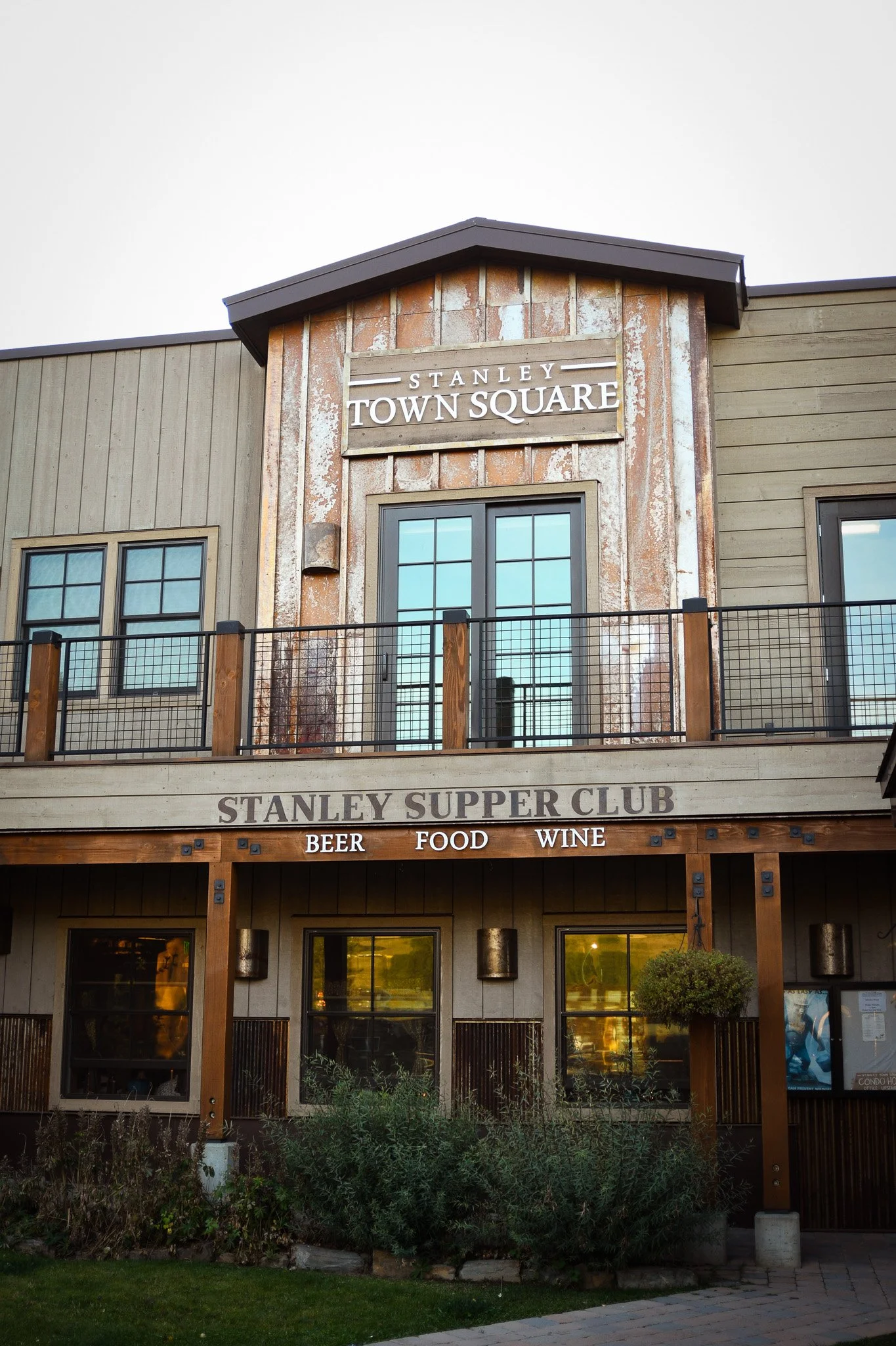 laidback-and-authentic-wedding-in-the-idaho-sawtooths