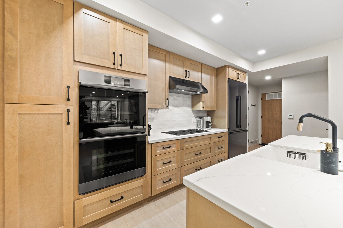summit-county-condo-modern-kitchen-double-oven.jpeg