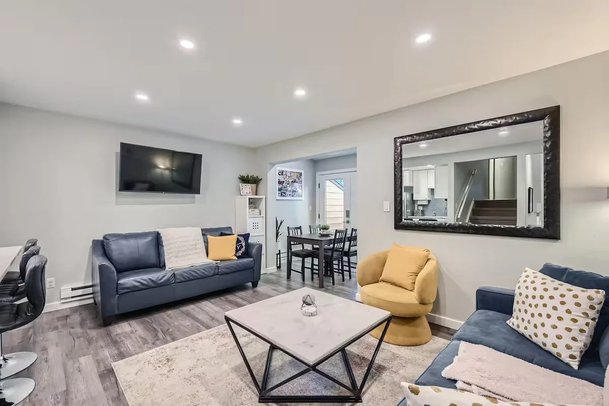 Frisco PRIME location to Main St | Steps to BUS