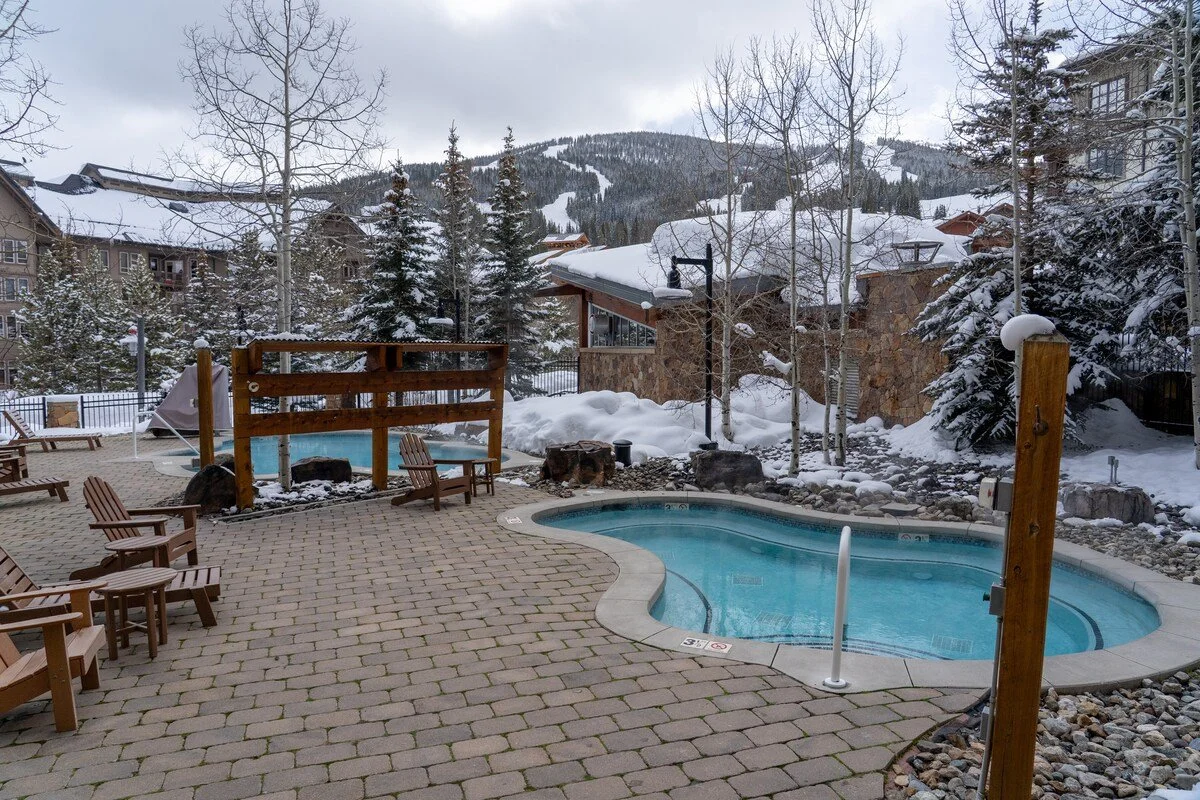copper-mountain-condo-hot-tub-area.jpeg