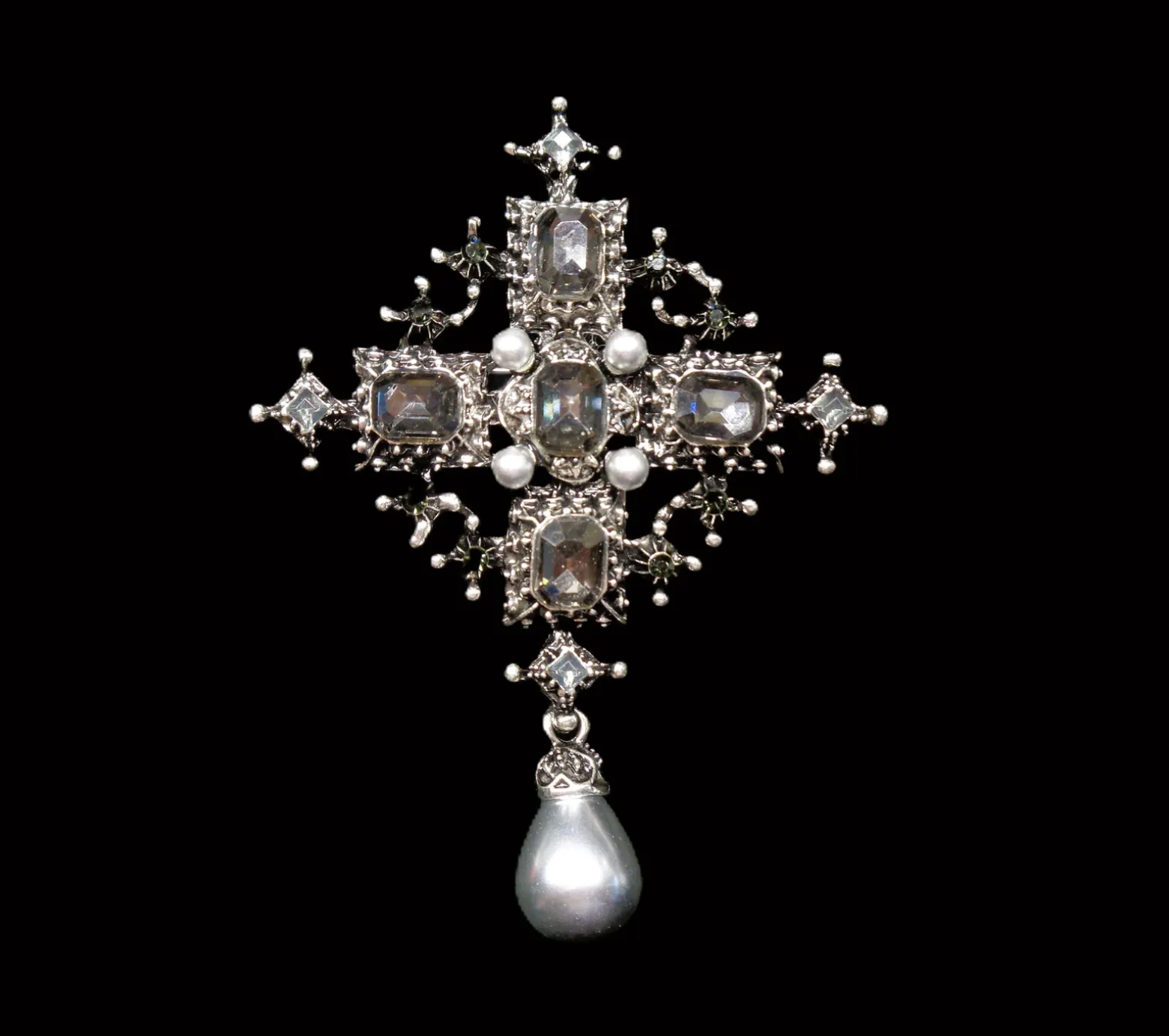 PETITSPLAISIRSPERLES Gothic Brooch (via Etsy)