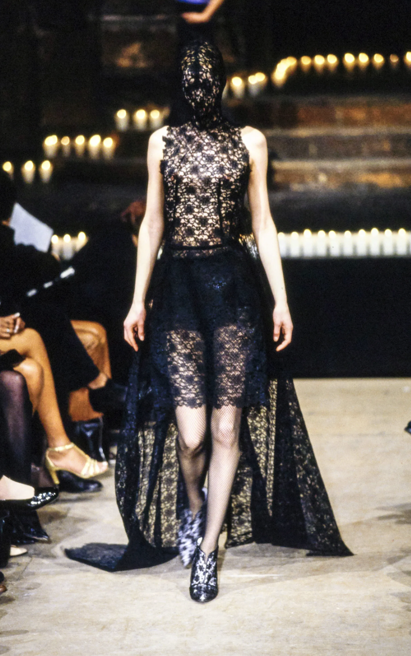 1996-ready-to-wear:alexander-mcqueen:slideshow1.png