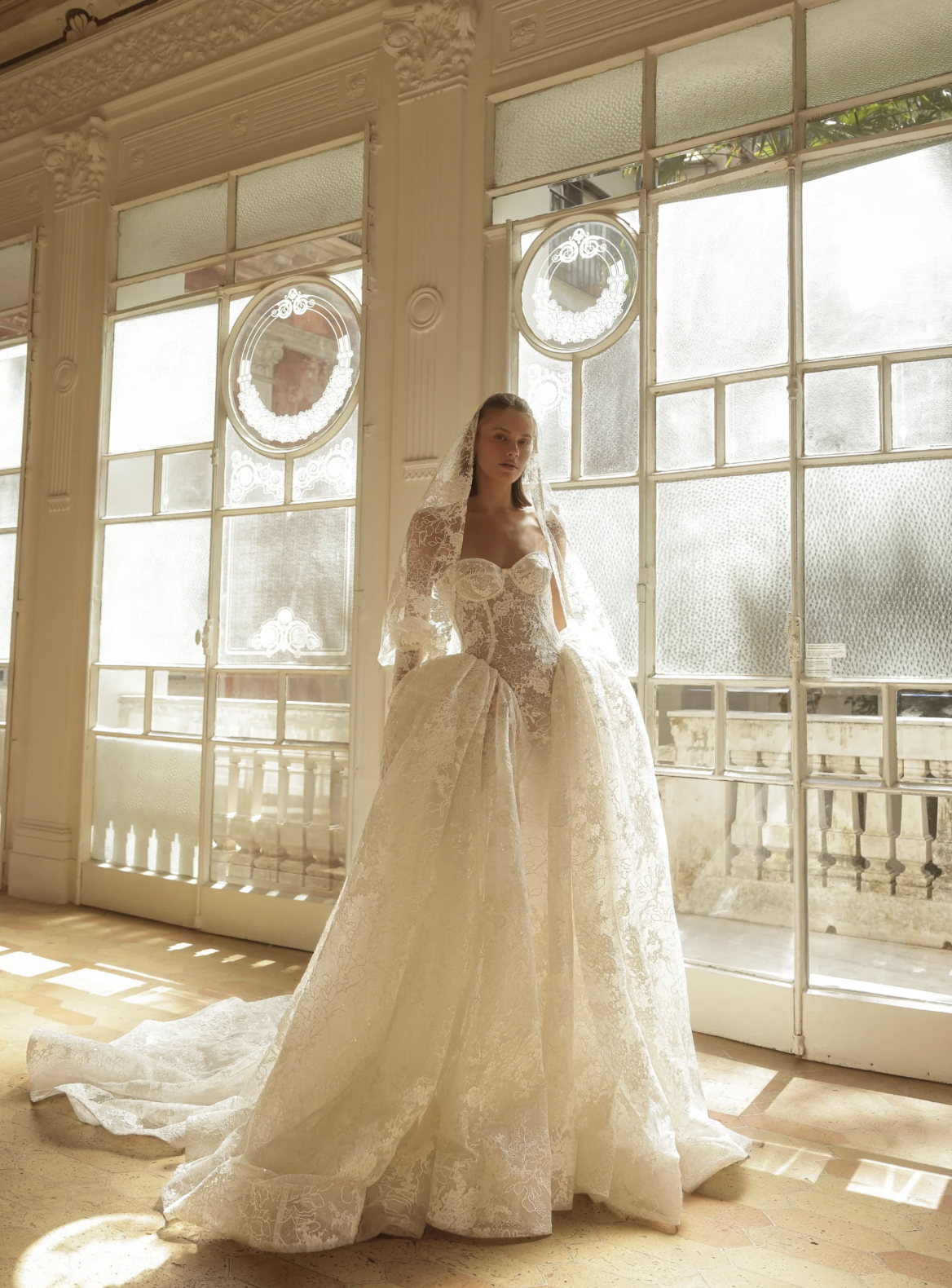 Eden Aharon, Cristina