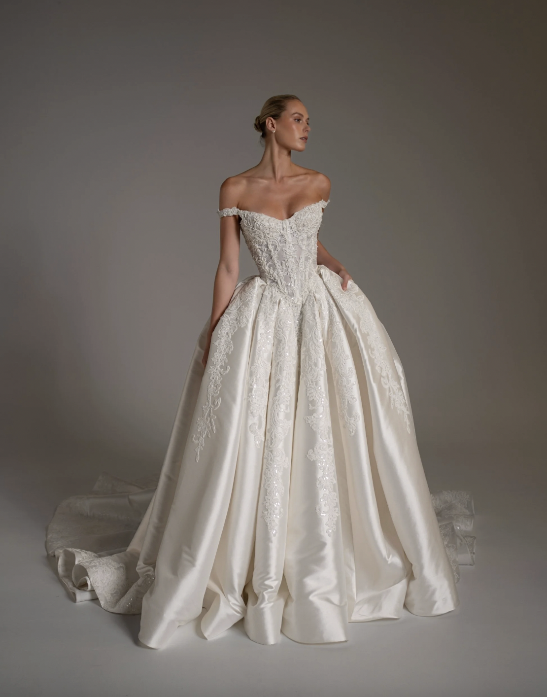 Rêverie du Manoir (via Blanche Bridal), Brielle