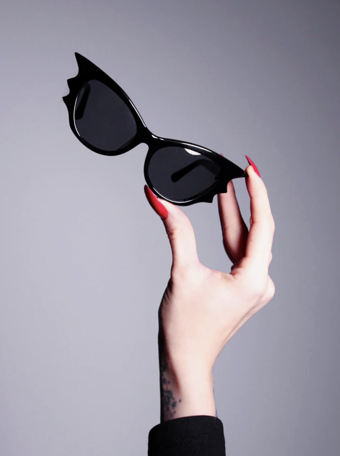 La Femme En Noir, Vamp Batwing Sunglasses in Black