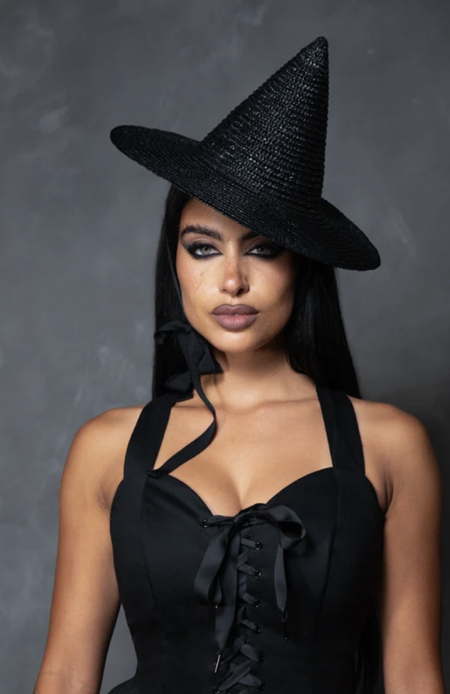 La Femme En Noir Häxan Tilt Witch Hat in Black