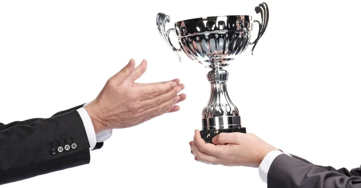 How to Accept an Award on Stage: 10 Body Language Tips