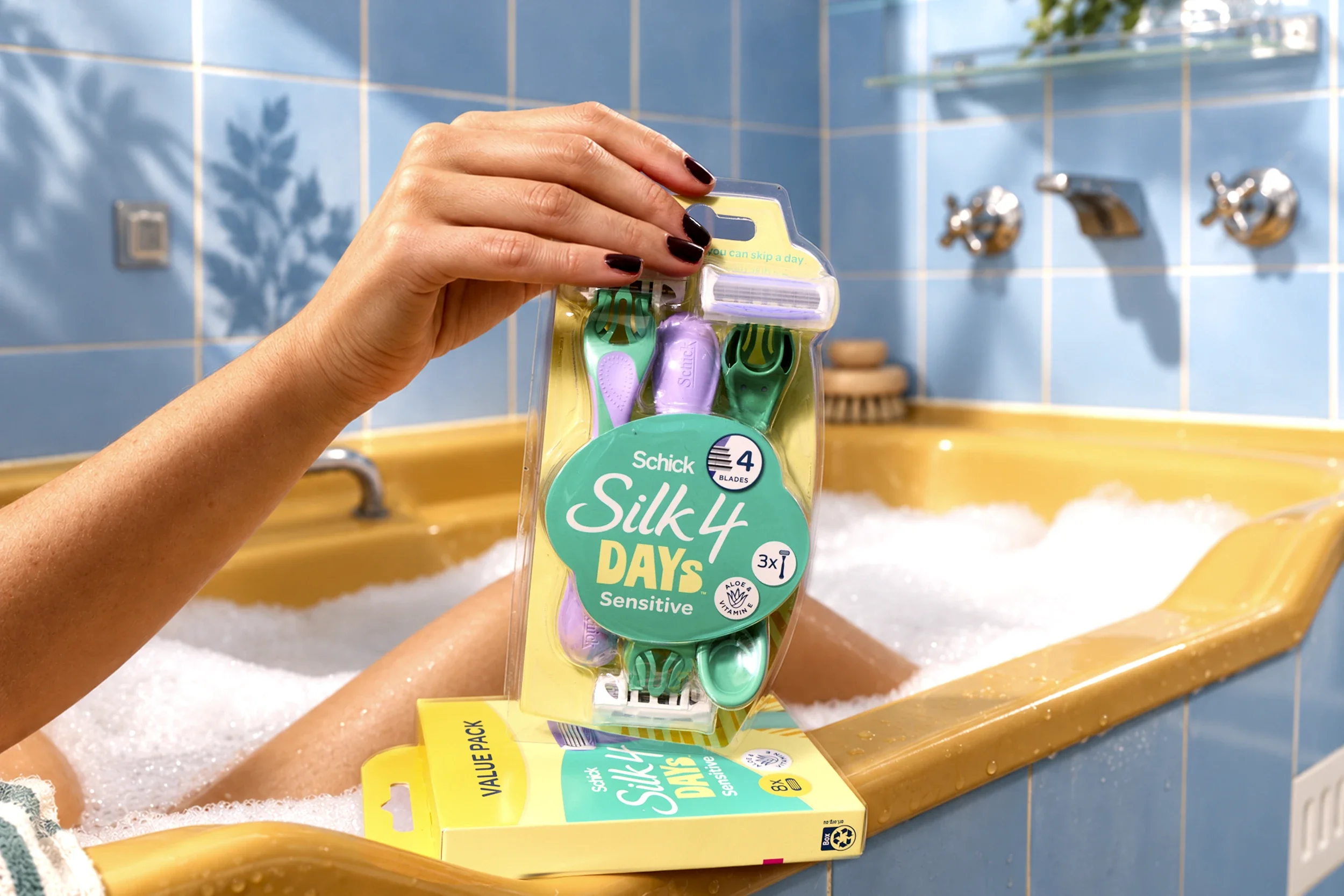 09 schick-silk-4-days-sensitive-razor-packaging.webp