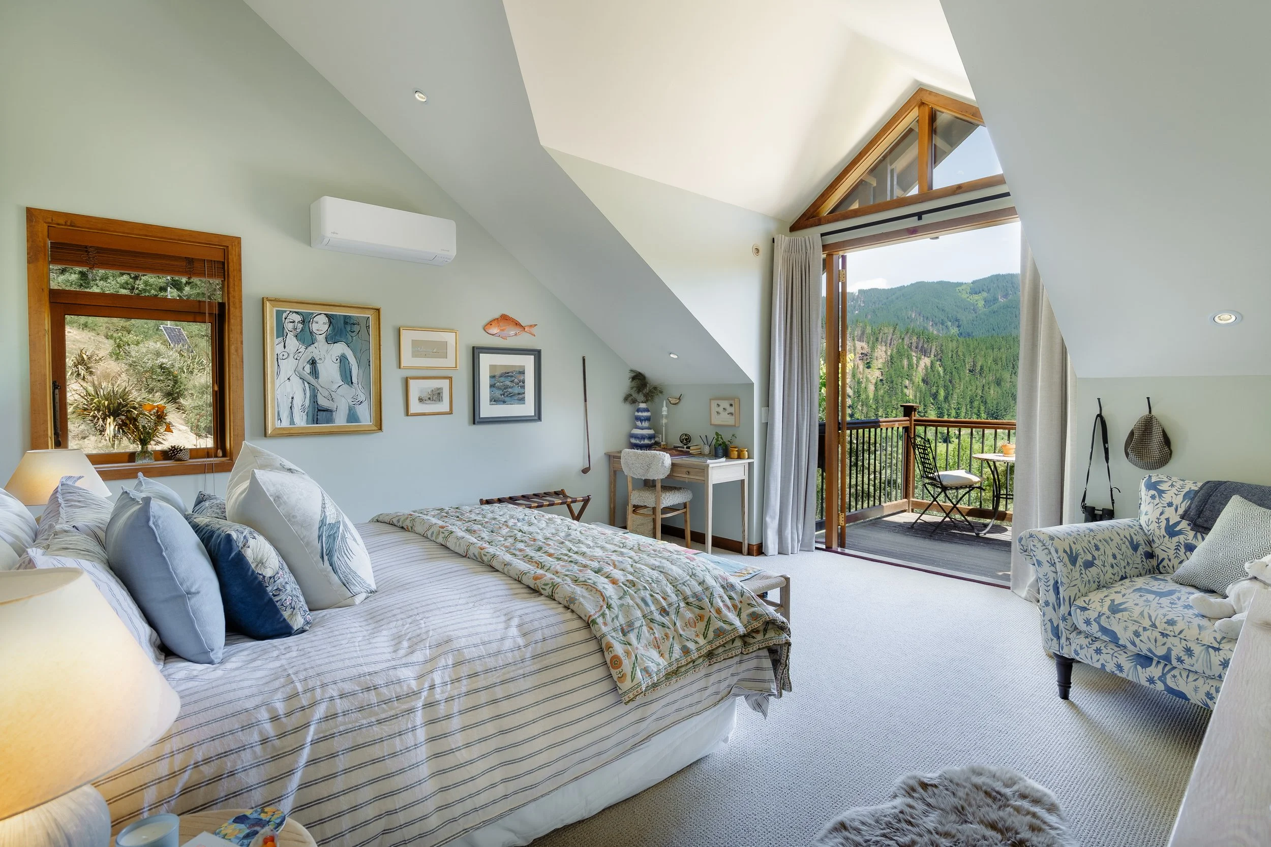 Stonefly lodge guest suite. River views of Motueka River. Luxury Lodge NZ