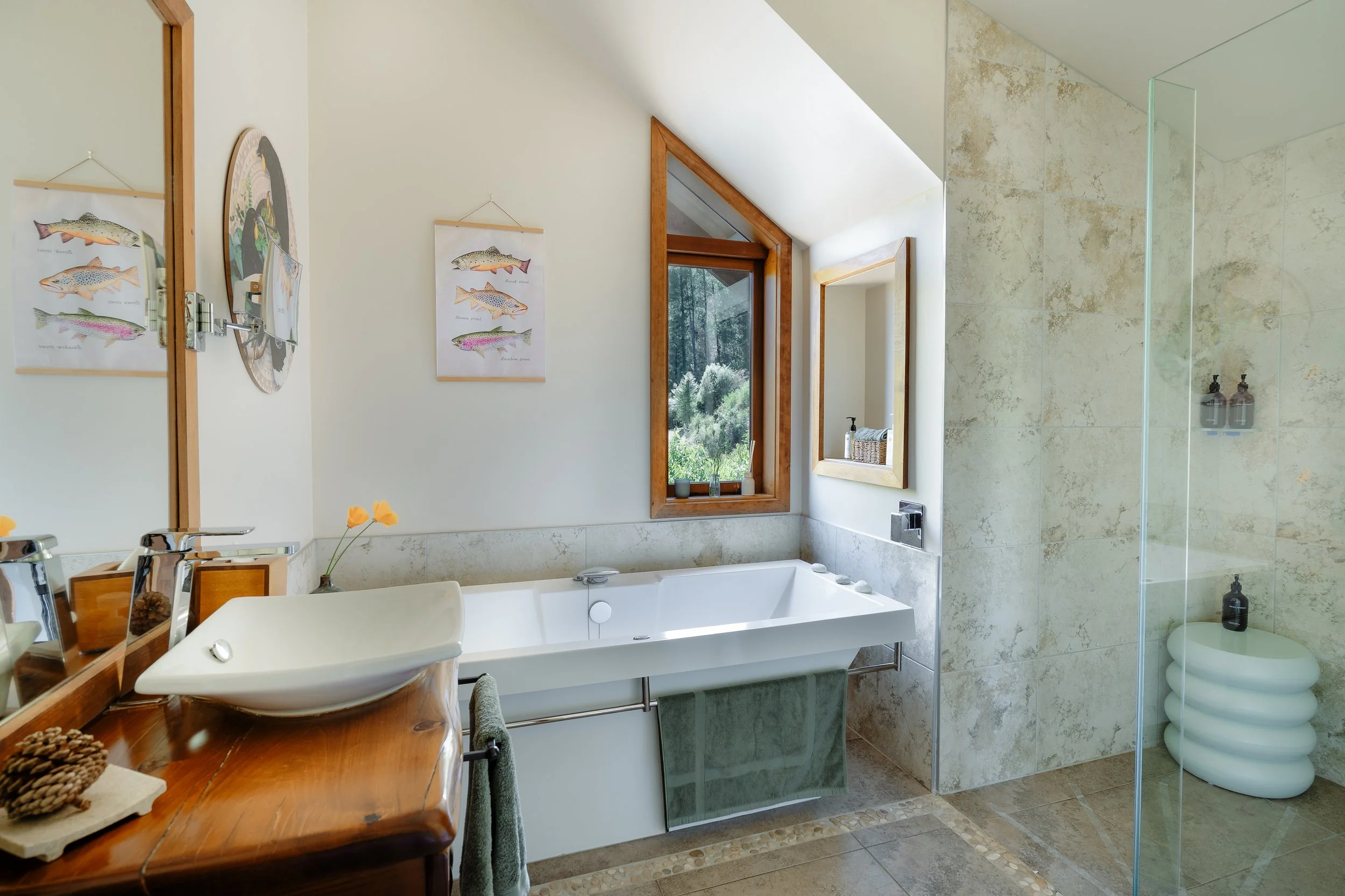 Ensuite bathrrom with deep tub at Stonefly Lodge