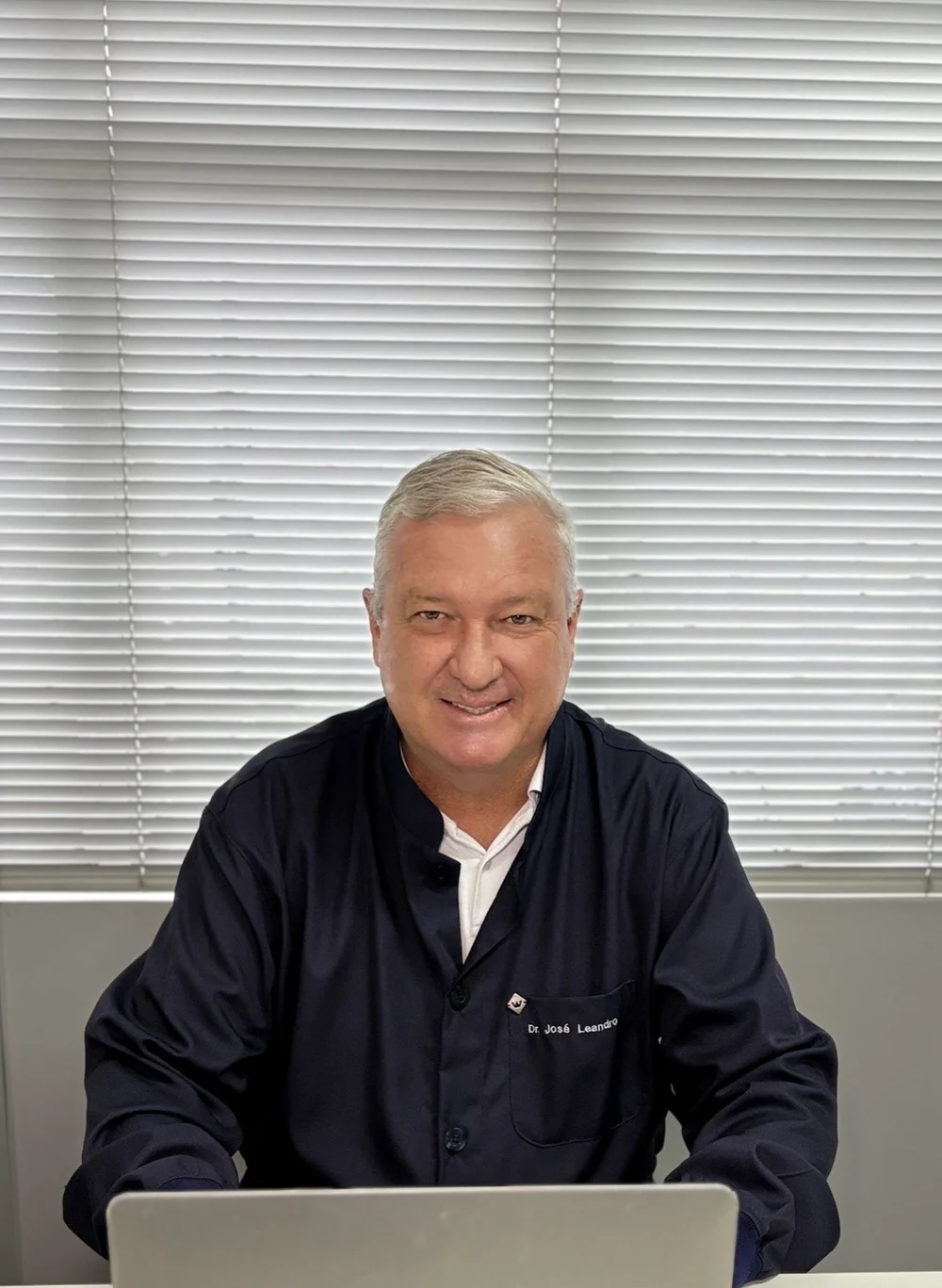 Dr. José Leandro — Dentista em Blumenau