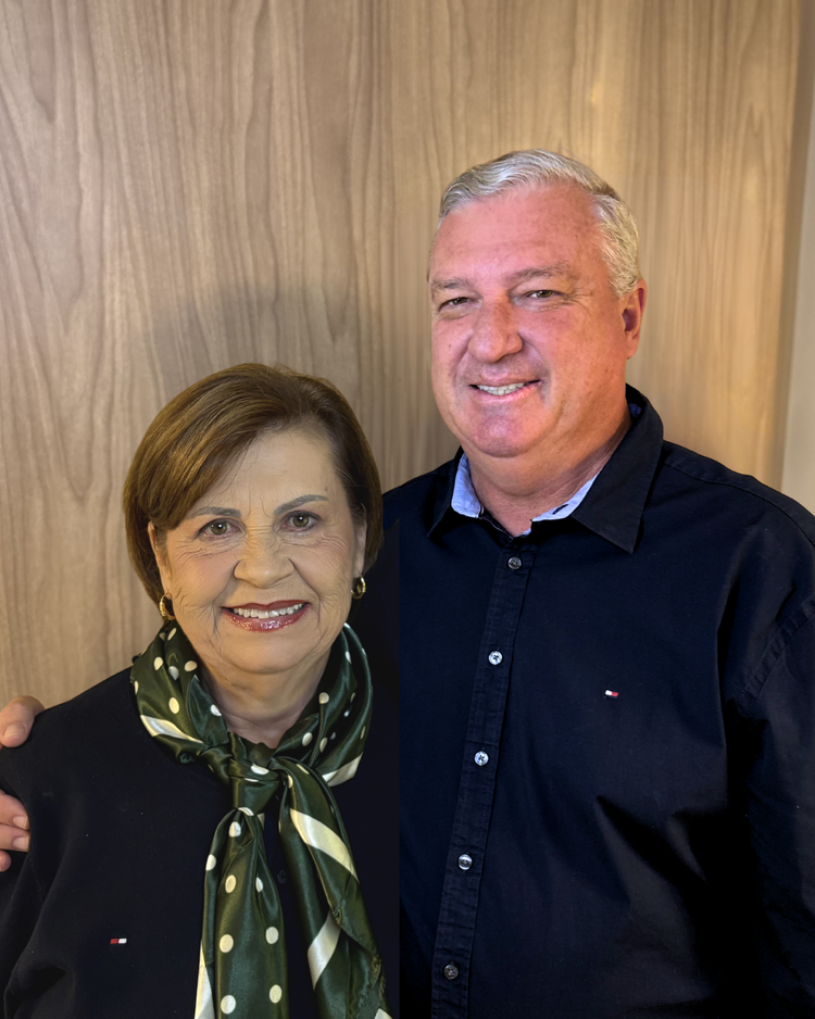 Paciente satisfeita com implante dentário - Dr. José Leandro
