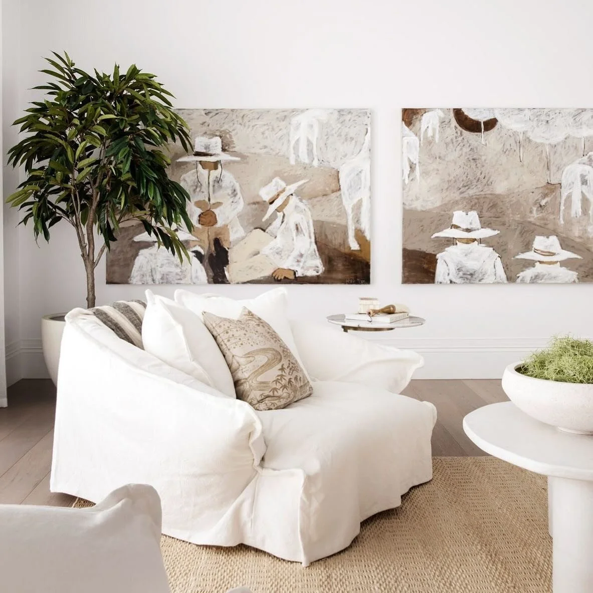 Hump day dreaming of this lounge room by @threebirdsrenovations 🤎