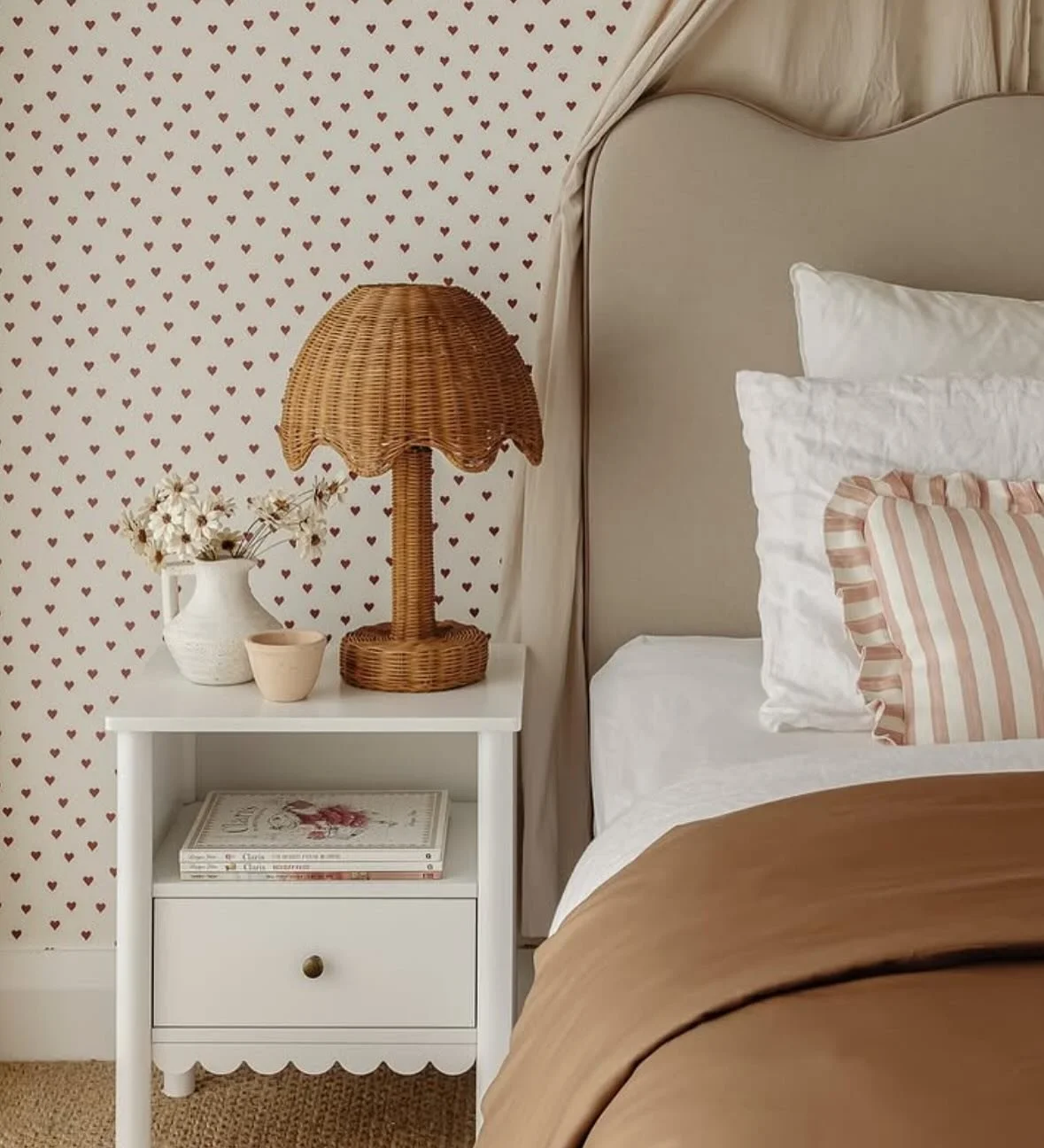 Coming to the realisation that a wavy bed head is most definitely on the shopping list after finding these screenshots in my phone 🐚🤎

.

#wavebedhead #curvebedhead #neutralhome #interiorstyling #centralcoast #centralcoastproperty #propertystyling 