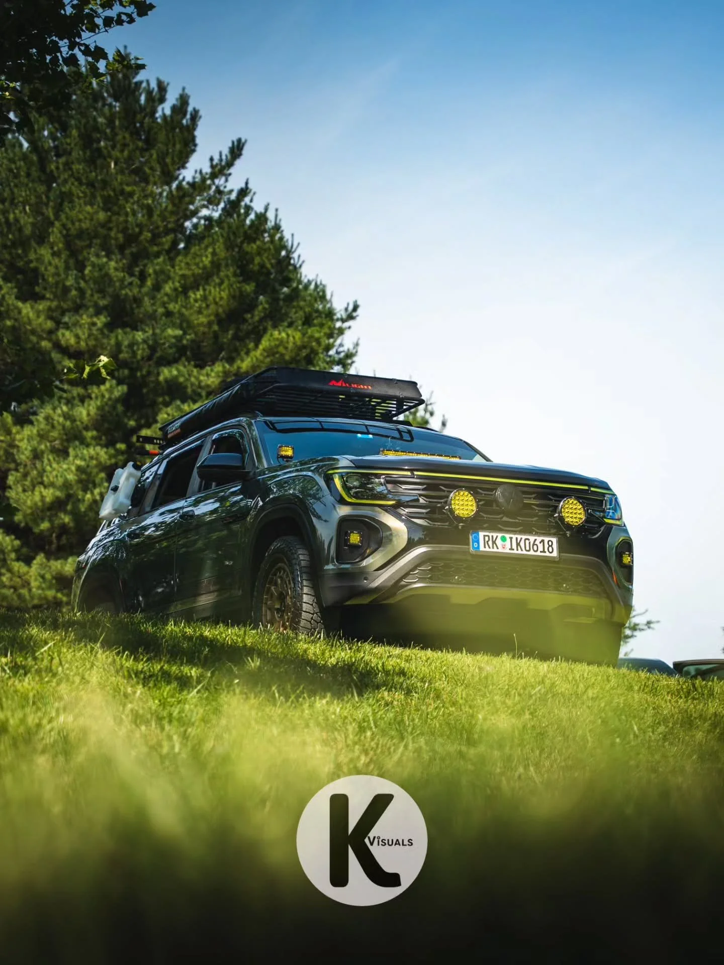 @vwoverland_kam82 with his 2026 @volkswagen #atlas 

@b2bfab 
@res.engtech 
@badgeskins 
@auxbeamlighting