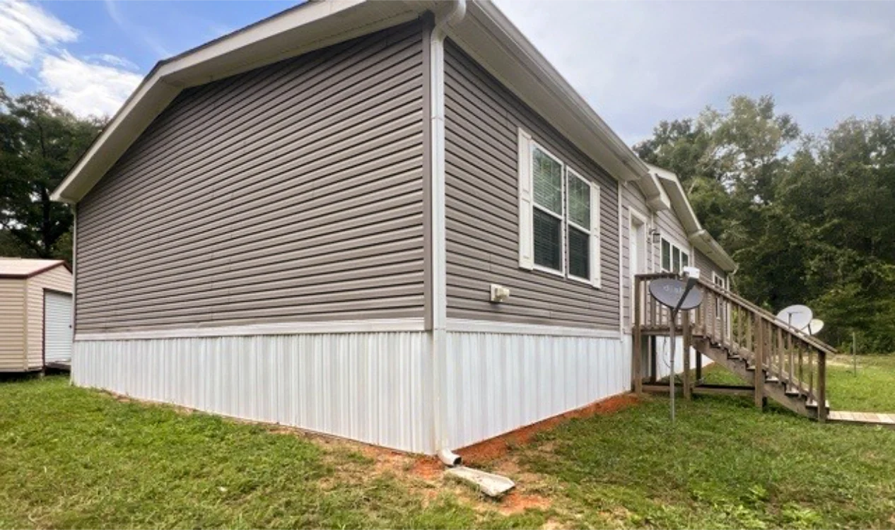 outside view of mobile home.webp