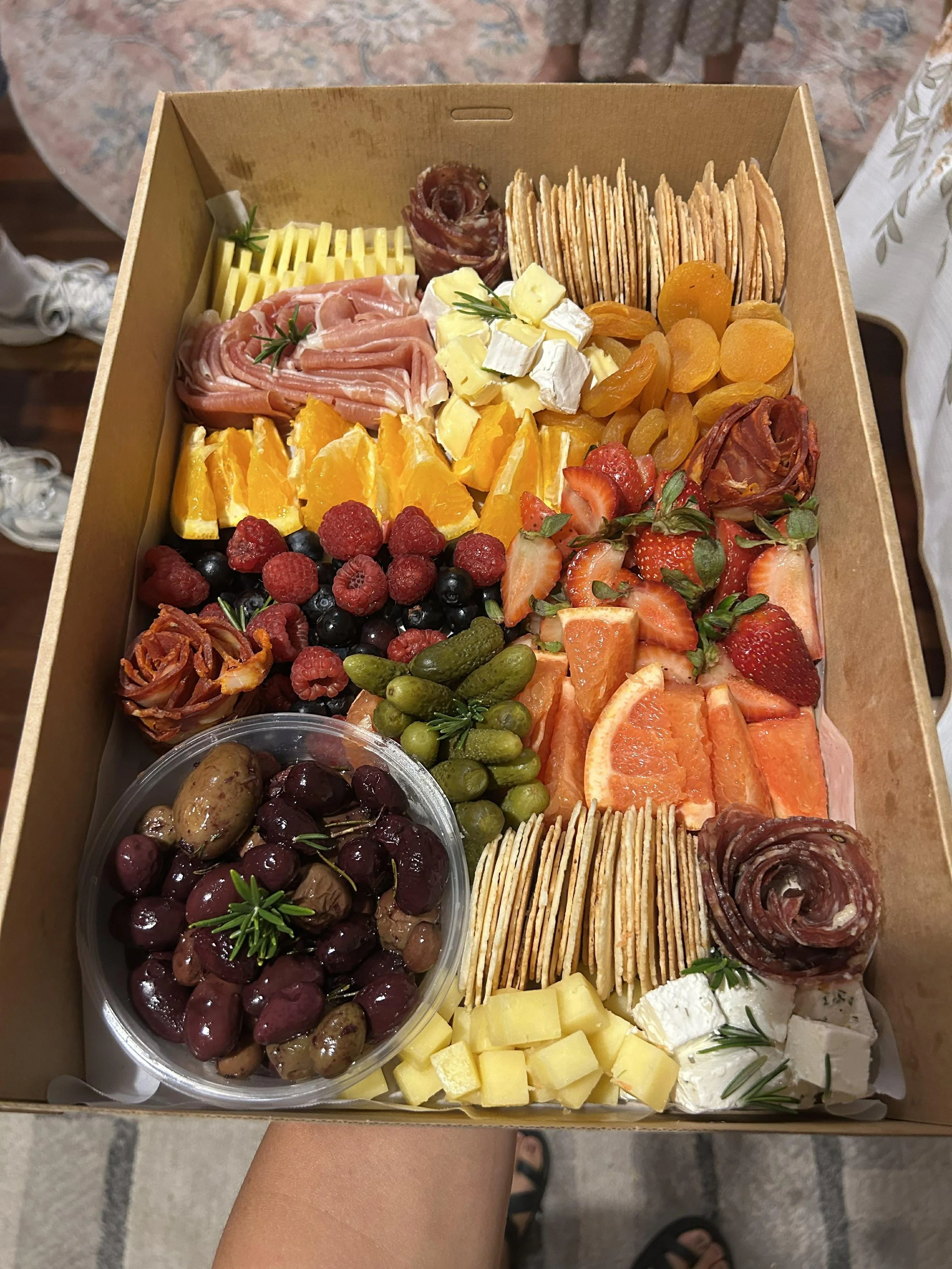 Extra large box (feeds 15-20 people)