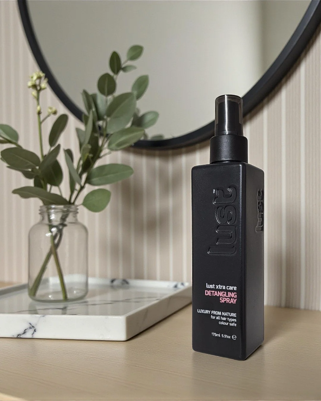 This lightweight leave-in detangler from @lusthairnz works its magic with Jojoba and Sunflower Seed oils plus a hit of Hyaluronic Acid to smooth frizz, lock in moisture and bring that glossy, healthy shine. Soy Protein steps in to strengthen from the