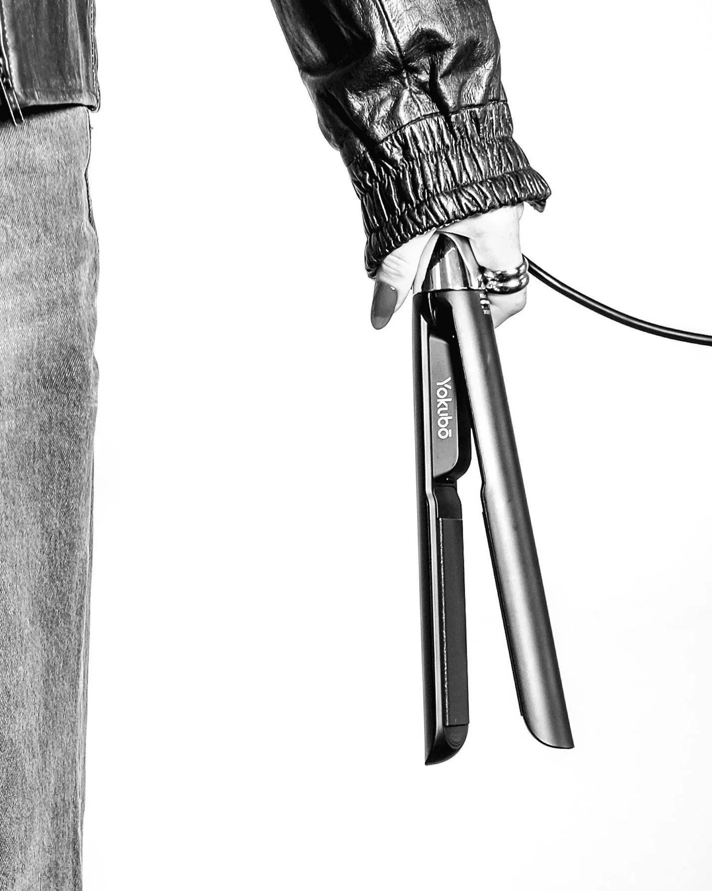 The @yokubo_nz  Deluxe Hair Straightener is designed to make styling quicker, easier, and kinder to your hair. It heats up in just 30 seconds, smooths frizz with advanced ionic technology, and delivers glossy, long-lasting results without excessive h