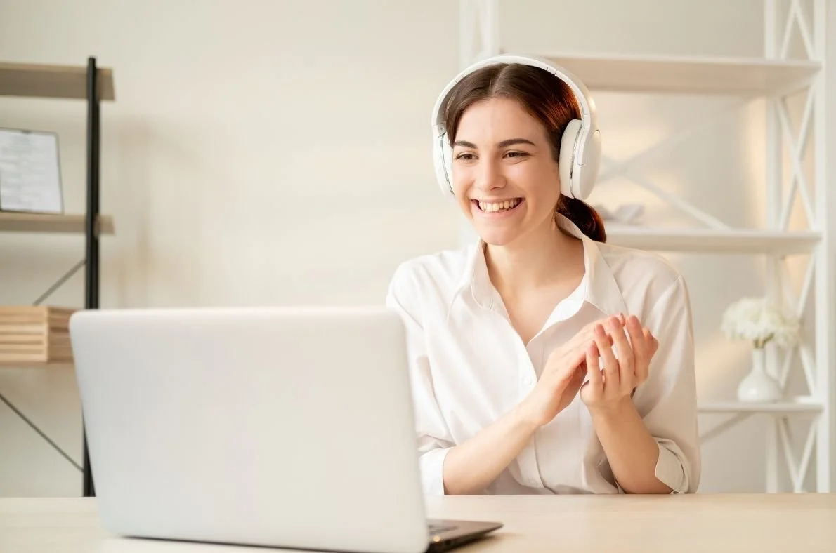 Coach working online with aligned business systems in place