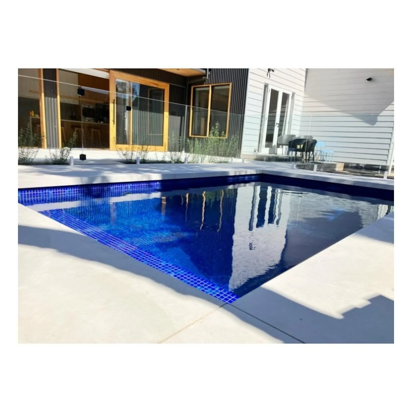 POOL EDGE PERFECTION ⚡️
Our seamless cantilevered pool edging creates a luxe finish without the need for coping tiles.
Contact us to discuss your dream pool area today.