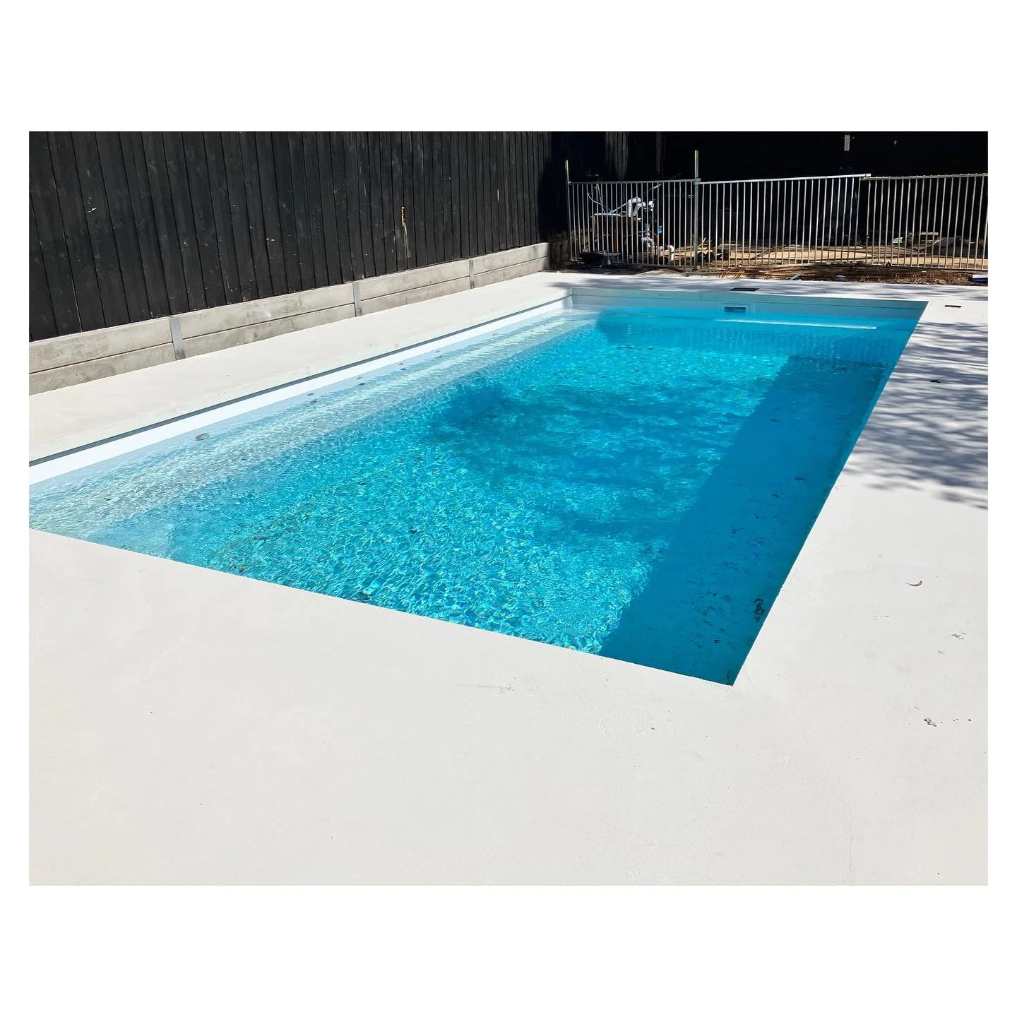 THE MILLION DOLLAR FINISH ✨
Say goodbye to coping tiles and say hello to a sexy seamless cantilevered pool edge.
Watch this space for the finished product after grinding is complete ✅