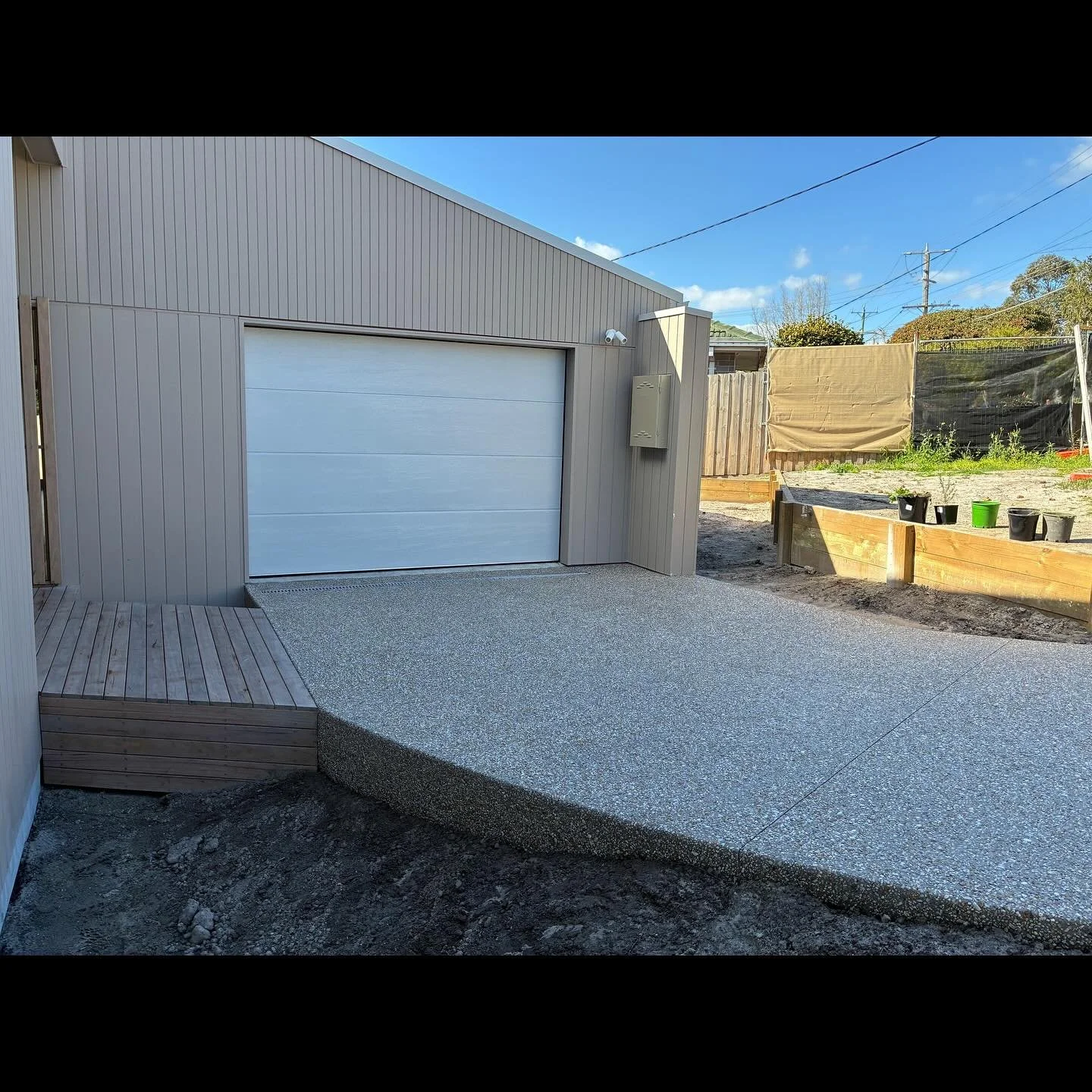 Recently completed driveway on a beautiful new build in Frankston. 
Our client was absolutely wrapped with the end result and our service throughout the process. Swipe to the end for their 5 star review ⭐️⭐️⭐️⭐️⭐️ 
➡️ Exposed concrete mix: X119 - 30%