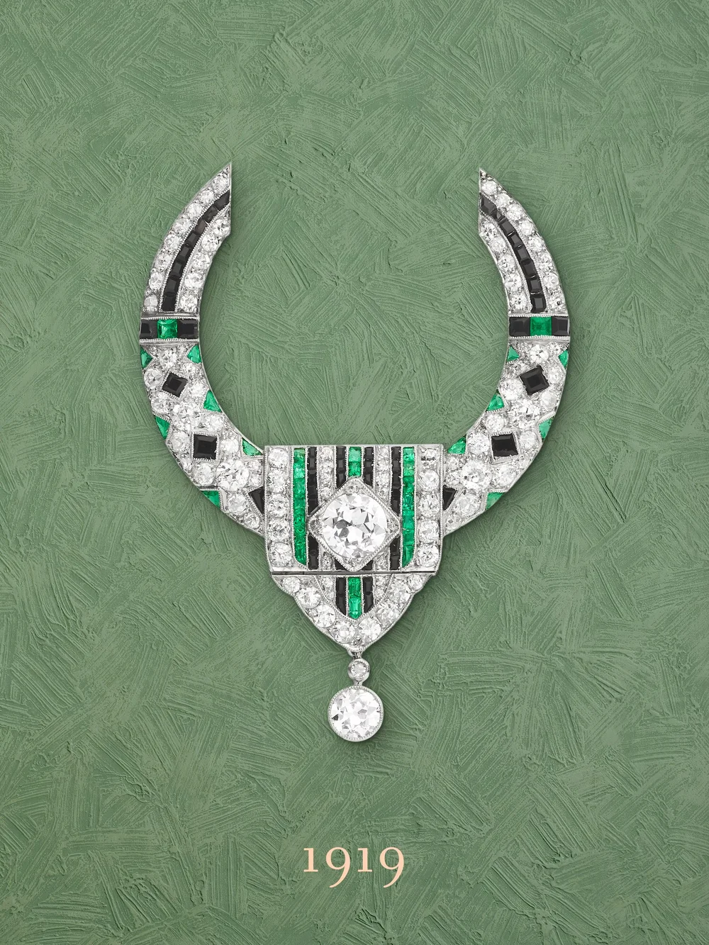  Loop brooch, 1919 | Platinum, emeralds, onyx, diamonds | Van Cleef &amp; Arpels Collection 
