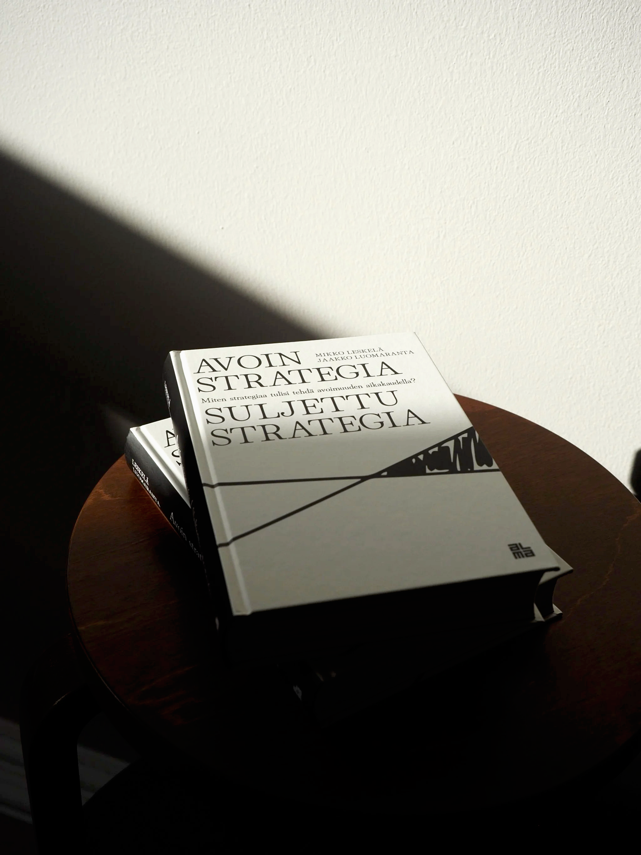 Avoin strategia suljettu strategia kirja