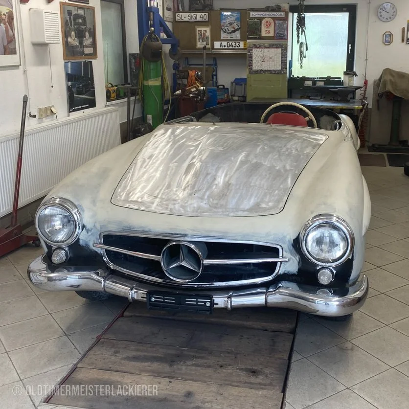 Nach dem Entlacken des Mercedes SL190 zeigten sich massive Schäden im Untergrund. Erst durch umfangreiche Spenglerarbeiten war eine hochwertige, nachhaltige Lackierung überhaupt möglich.