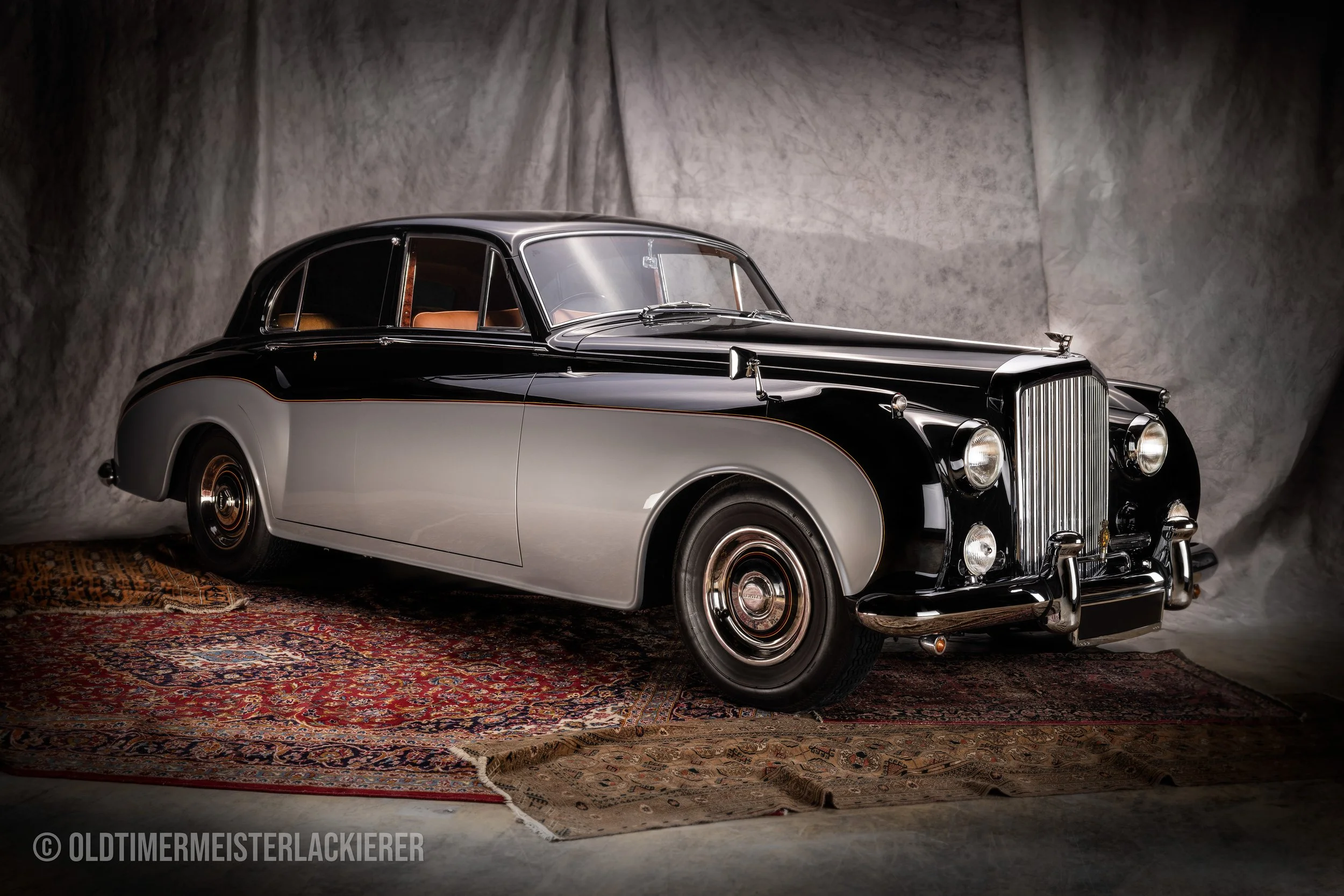 Bentley S1 James Young mit dem Egger’s Surface System (ESS) in klassischem Klavierlack-Finish. Die Lackierung steht für maximale Planheit, Tiefe und Reflexionsruhe auf Concours-Niveau.