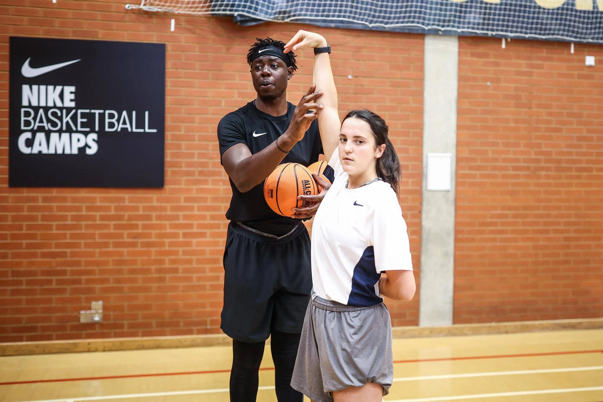 Eric Boateng entrenando la técnica de los jugadores en el Nike Basketball Camp.