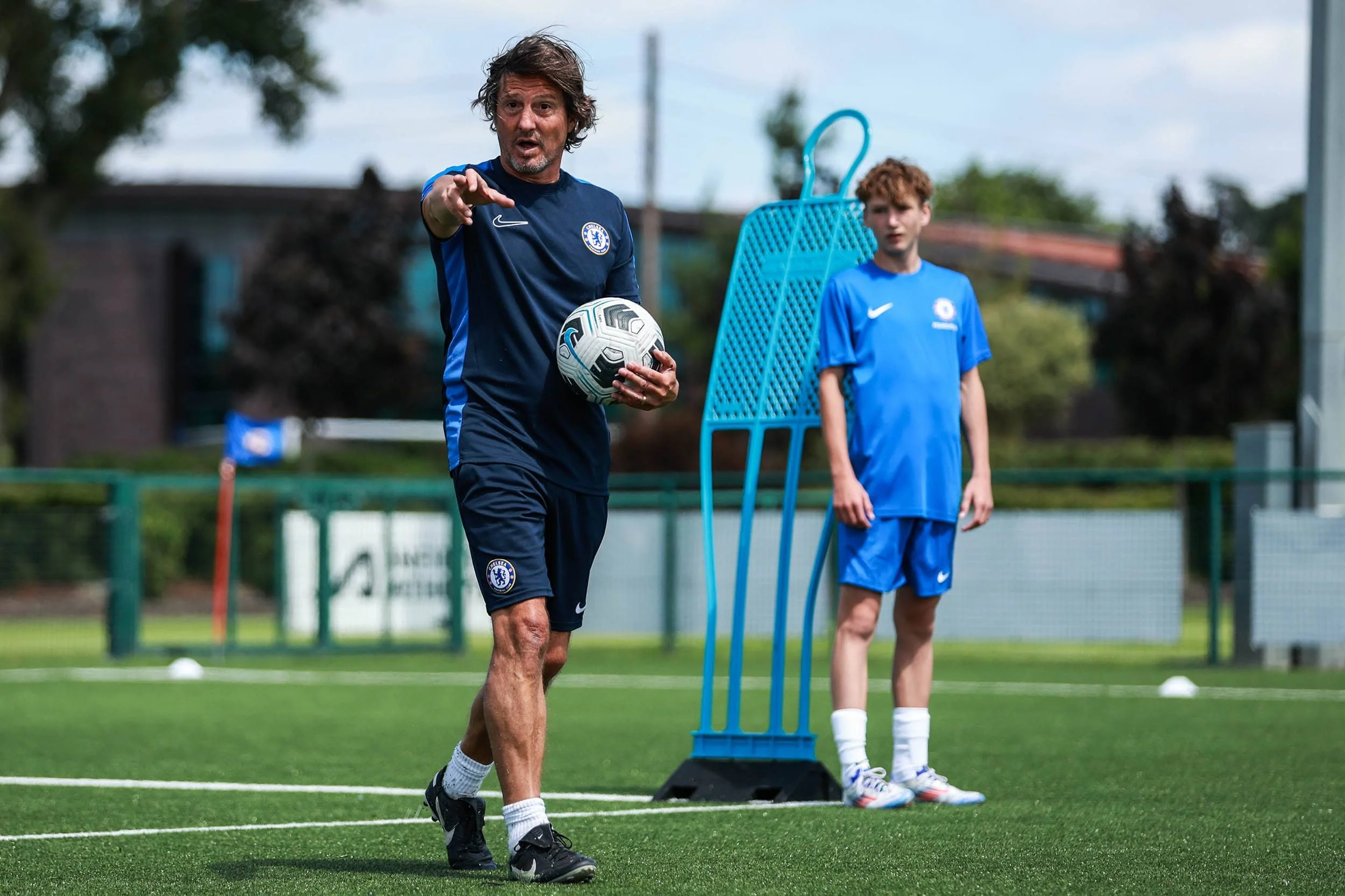 Entrenador del Chelsea FC entrena a un niño