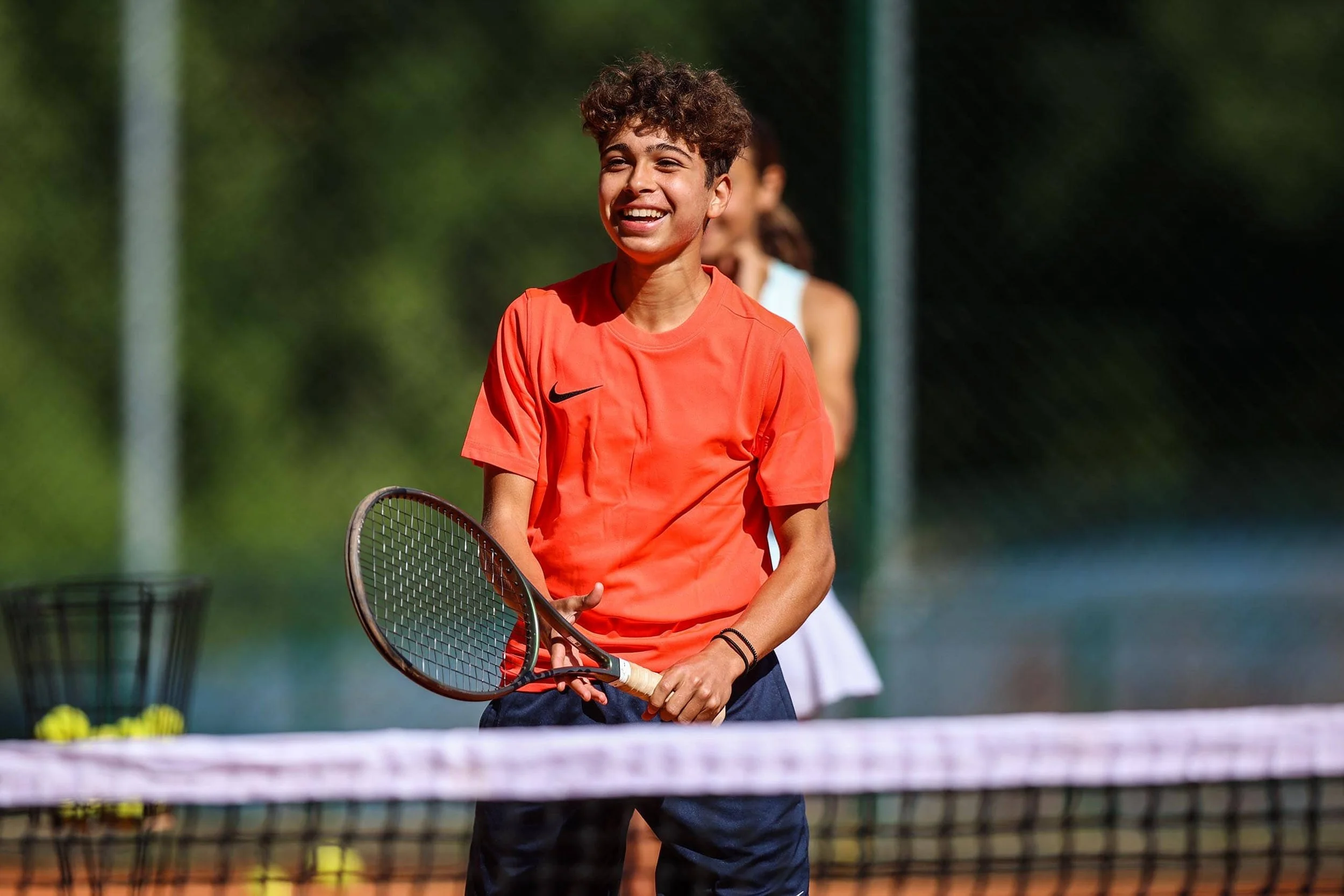 Lächelnder Tennisspieler während des Trainings