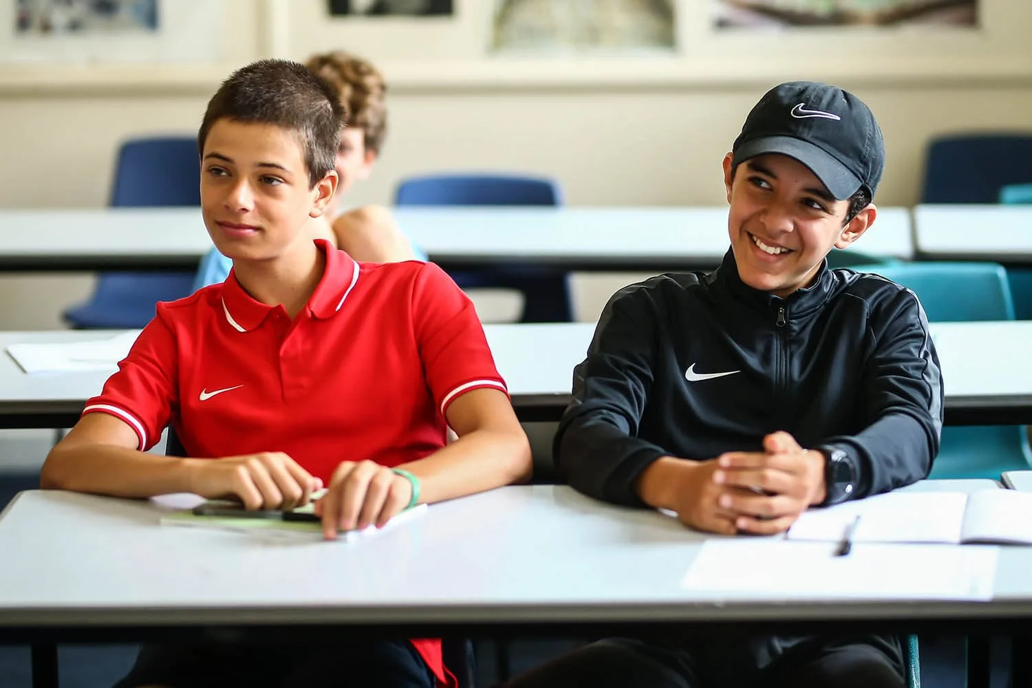 Dos jóvenes jugadores concentrados en un taller de golf.