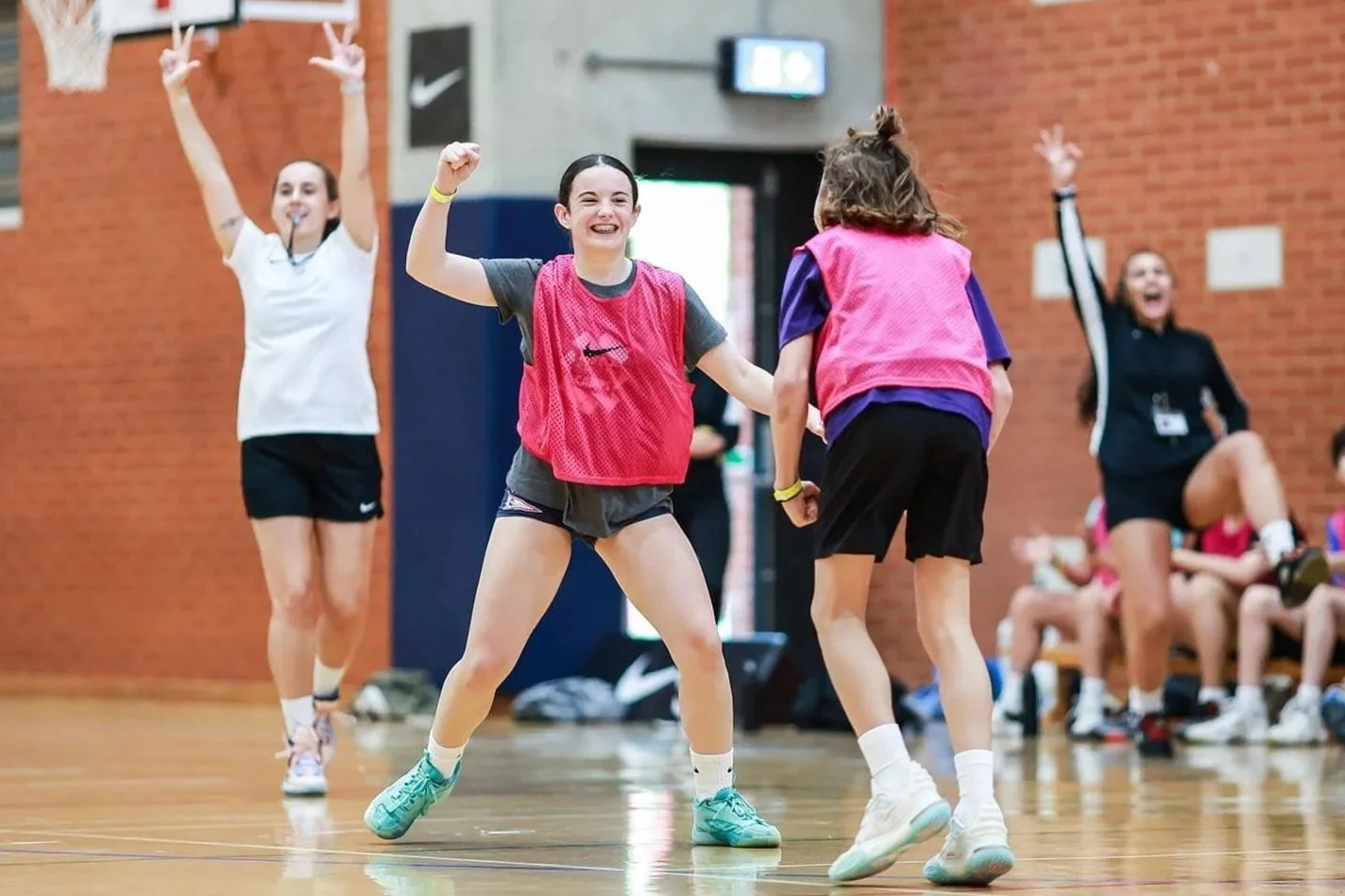 chicas jugando al baloncesto