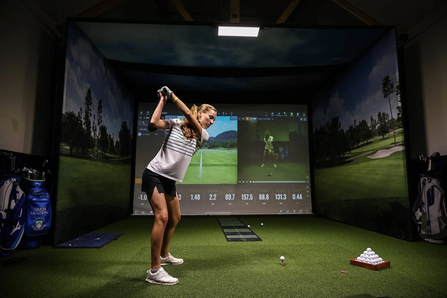 Jugador en el Nike Golf Camp practicando el swing con la tecnología Trackman4.