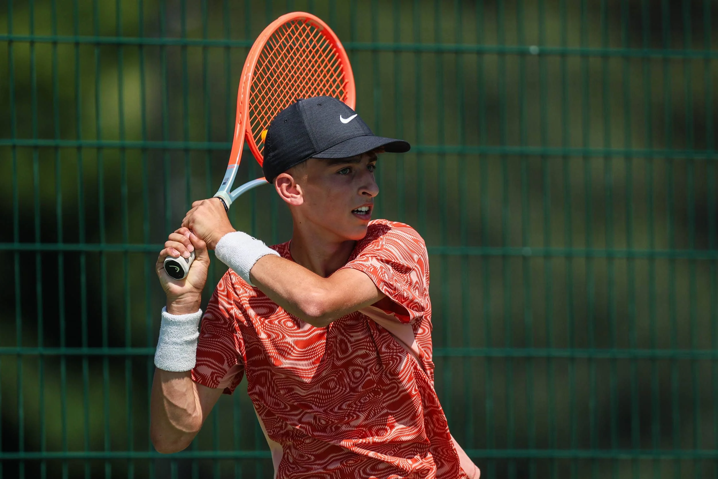 Junge im Nike-Tenniscamp beim Üben der Rückhand